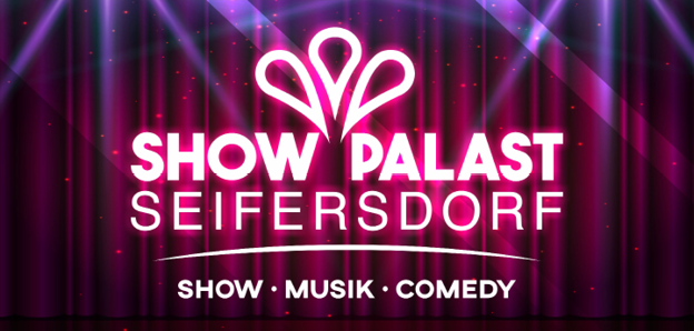 Ein Show-Vorhang, darauf steht Show Palast Seifersdorf. Show, Musik und Comedy.